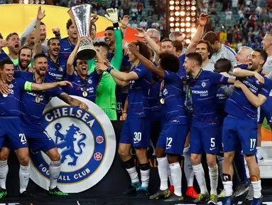 Para pemain Chelsea berselebrasi saat meraih trofi  Liga Europa usai mengalahkan Arsenal pada pertandingan Final Liga Europa di stadion Olimpiade di Baku, Azerbaijan (30/5/2019). Chelsea berhasil mengalahkan Arsenal 4-1. (AP Photo/Darko Bandic)