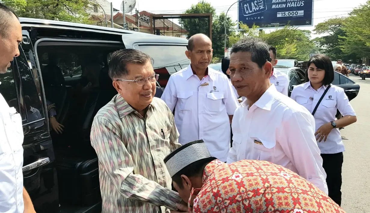 Mantan Wakil Presiden Jusuf Kalla atau JK menyalami warga saat tiba di kampung halamannya, Makassar, Sulawesi Selatan, Sabtu (26/10/2019). Ratusan orang bersuka ciata atas kedatangan JK di kampung halamannya. (Liputan6.com/HO/Tim JK)