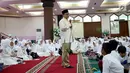 Suasana saat ketua MPR Zulkifli Hasan memberi sambutan dalam acara Tadarus dan Katham Al Quran bersama anak Yatim di Aula Masjid Baiturahman Komplek MPR/DPR RI, Jakarta, Minggu (11/6). (Liputan6.com/JohanTallo)
