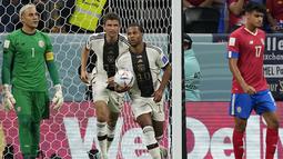 Pemain Jerman,&nbsp;Serge Gnabry (kedua kiri) merayakan gol pertama timnya ke gawang Kosta Rika saat matchday ketiga Grup E Piala Dunia 2022 yang berlangsung di Al Bayt Stadium, Jumat (02/12/2022). (AP/Martin Meissner)