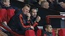  Pelatih Manchester United, Louis van Gaal dan asisten manager Ryan Giggs saat menyaksikan laga lanjutan liga Champions grup B antara Manchester United dan PSV Eindhoven di Stadion Old Trafford, Manchester, Kamis (26/11/2015). (Reuters/Carl Recine)