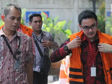Gubernur Jambi nonaktif Zumi Zola Zulkifli mengenakan rompi oranye tiba untuk menjalani pemeriksaan lanjutan di KPK, Jakarta, Jumat (6/7). Zumi Zola diperiksa terkait dugaan suap pengesahan R-APBD Pemprov Jambi 2018. (Merdeka.com/Dwi Narwoko)
