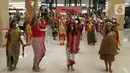 Penari mengenakan pakaian tradisional menampilkan tarian khas daerah-daerah Indonesia dalam acara "Tunjukan Indonesiamu, Satukan Negeri" di Jakarta, Sabtu (15/8/2020). Acara yang digelar virtual tersebut untuk mengampanyekan budaya Indonesia dan memperingati HUT ke-75 RI. (Liputan6.com/Johan Tallo)
