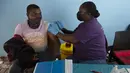 Seorang pria disuntik vaksin COVID-19 di sebuah lokasi dekat Johannesburg, Rabu (8/12/2021). Kasus Omicron telah dikonfirmasi setidaknya di sembilan negara Afrika, dengan Afrika Selatan tetap menjadi episenter awal ditemukannya varian baru tersebut. (AP Photo/Denis Farrell)
