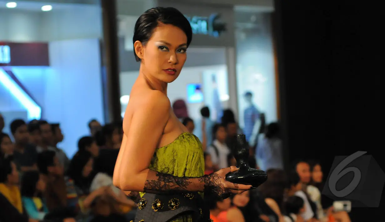 Endhita saat memeragakan busana rancangan desainer Opi Bachtiar di kawasan mall Jakarta Selatan, Kamis (26/3/2015). (Liputan6.com/Faisal R Syam)