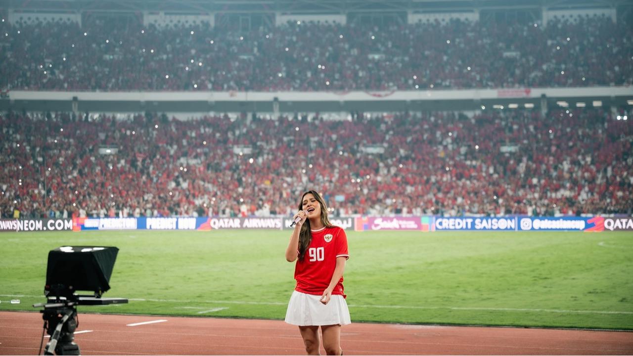 Foto Jadul Raisa Nonton Timnas Indonesia di Stadion