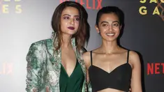 Aktris Bollywood, Surveen Chawla (kiri) dan Radhika Apte (kanan) saat menghadiri pemutaran perdana film India Sacred Games di Mumbai, (28/6). Film yang dirilis Netflix secara streaming ini akan ditonton 1 juta pelanggan di India. (AFP PHOTO / Str)