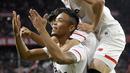 Ekspresi para pemain Sevilla merayakan gol Luis Muriel (bawah) saat melawan Barcelona pada laga La Liga Santander di Sanchez Pizjuan stadium, (31/3/2018). Barcelona bermain imbang 2-2 dengan Sevilla. (AP/Miguel Morenatti)