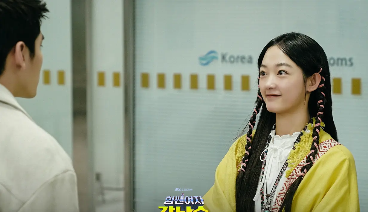 Potongan gambar yang baru dirilis dari drama mendatang memperlihatkan pertemuan Gang Nam Soon dan Gang Hee Shik untuk pertama kalinya di bandara, di mana mereka berbagi kesempatan bertemu di bea cukai.