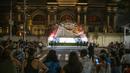 Fans mencoba untuk melihat sekilas selebriti yang tiba untuk MET Gala di luar Metropolitan Museum of Art di New York (13/9/2021). Tema tahun 2021 adalah "In America: A Lexicon of Fashion." (AFP/Eduardo Munoz)