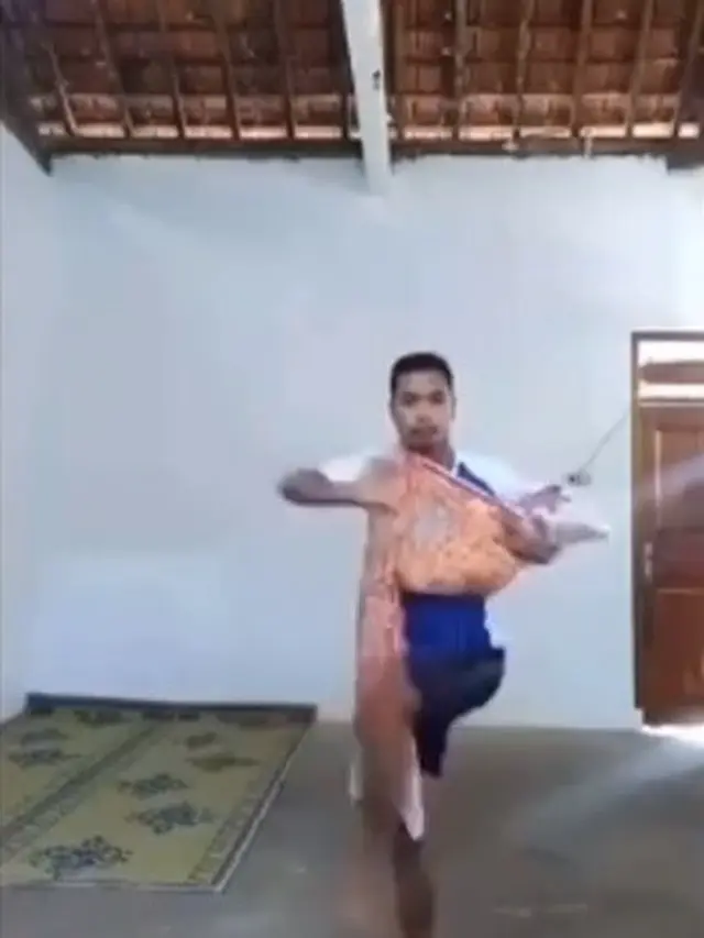 cara pria ini tidurkan bayinya jadi viral (foto: instagram @smart.gram)