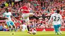 Penyerang MU, Wayne Rooney menendang bola ke arah gawang Newcastle pada laga Liga Inggris di Stadion Old Trafford, Inggris, Sabtu (22/8/2015). Pertandingan berakhir imbang 1-1. (Action Images via Reuters/Jason Cairnduff)