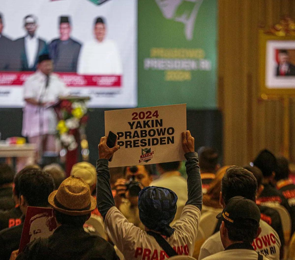 <br>"Tentu jelas di tengah pendaftaran nanti akan diputuskan oleh pak Prabowo serta ketum-ketum partai Koalisi gitu. Bukan oleh saya," kata Dasco.