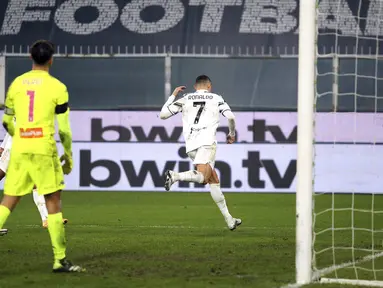 Pemain Juventus Cristiano Ronaldo mencetak gol ke gawang Genoa pada pertandingan Serie A Italia di Stadion Luigi Ferraris, Genoa, Italia, Minggu (13/12/2020). Juventus menang 3-1, Ronaldo mencetak dua gol. (Tano Pecoraro/LaPresse via AP)