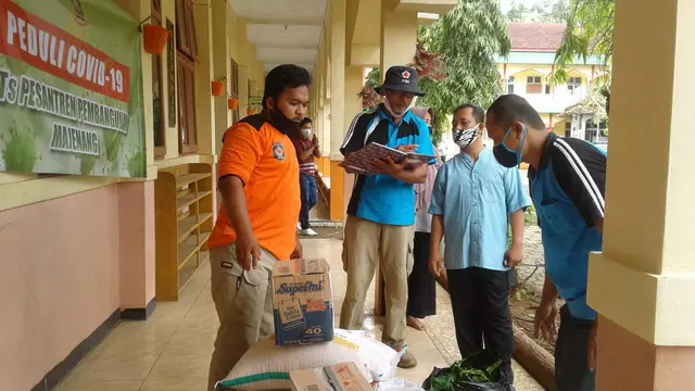 Bantuan diberikan oleh pemerintah, perusahaan, komunitas, organisasi, hingga perorangan untuk Pondok Pesantren yang lockdown karena Covid-19 di Majenang, Cilacap. (Foto: Liputan6.com/Dok. Imam Hamidi)