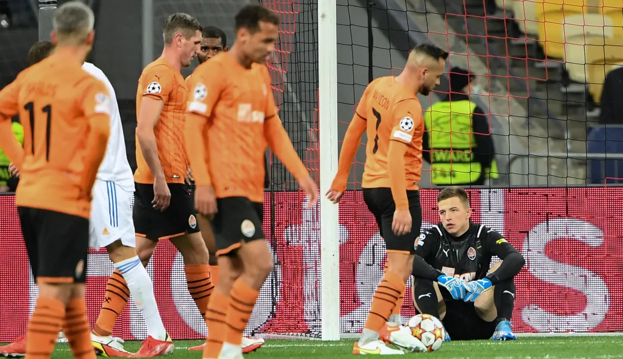 Real Madrid awalnya sudah memimpin satu angka di babak pertama. Gol tersebut dihasilkan dari blunder Sergey Kryvtsov yang salah mengantisipasi sepak pojok Lucas Vazquez sehingga masuk ke gawangnya sendiri. (AFP/Sergei Supinsky)