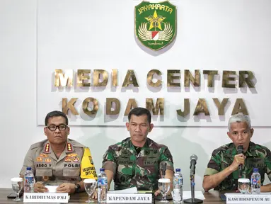 Kasubdispenum AU Letkol Sus M Yuris didampingi Kapendam Jaya Kolonel Inf Kristomei Sianturi menyampaikan keterangan terkait insiden penembakan perwira TNI AD, Letkol Dono Kuspriyanto di  Makodam Jaya, Jakarta, Rabu (26/12). (Liputan6.com/Faizal Fanani)