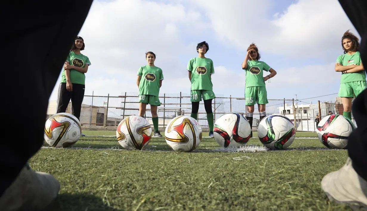 Tim putri klub sepak bola Beit Umar Palestina mendengarkan instruksi pelatih mengikuti sesi latihan di desa Beit Umar utara kota Hebron, Tepi Barat (2/101/2021). (AFP/Hazem Bader)