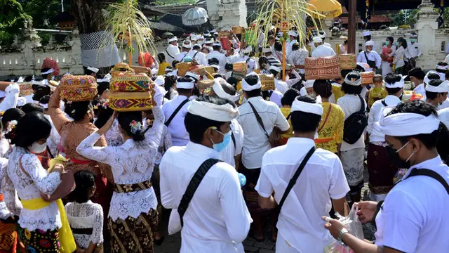 FOTO: Umat Hindu Bali Rayakan Hari Raya Kuningan