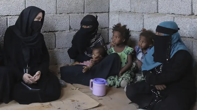 Angelina Jolie Kunjungi Kamp Pengungsi di Yaman