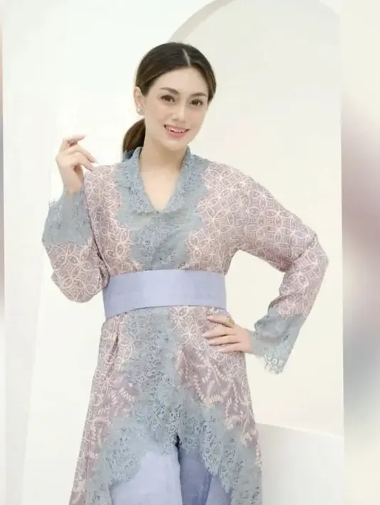 Aksen kebaya modern juga semakin hadirkan kesan menjanjikan. Paduan material batik menambah gaya modern yang tak terbantahkan.  [Foto: Instagram/ Celine Evangelista]