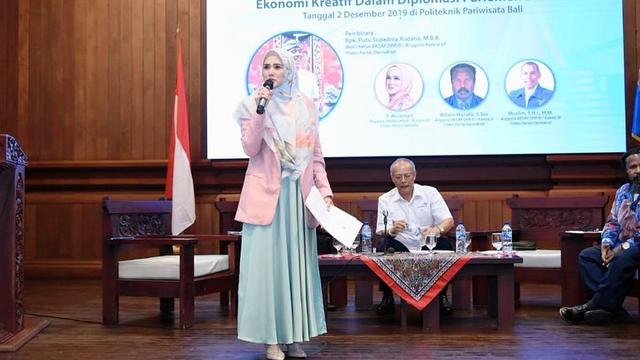 7 Gaya Mulan Jameela Jalani Hari Jadi Anggota DPR, Selalu Jadi Sorotan