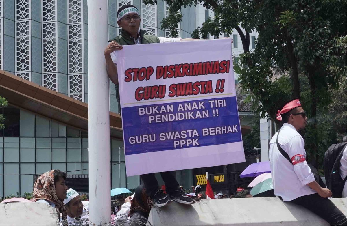 FOTO: Demo Guru Madrasah SwastaTuntut Diangkat Jadi PPPK