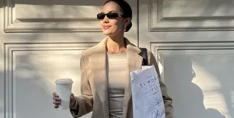 Tak selalu tampil dengan crown, Suchata Chuangsri juga tampak memikat dengan outfit casual. [foto: Suchata Chuangsri]