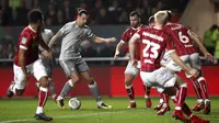 Striker Manchester United, Zlatan Ibrahimovic, berusaha melewati pemain Bristol City pada laga Piala Liga Inggris di Stadion Ashton Gate, Kamis (21/12/2017). Bristol City menang 2-1 atas Manchester United. (AP/Nick Potts)