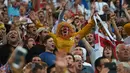 Suporter Inggris berdandan seperti singa saat menyaksikan laga Grup B Piala Eropa 2016 antara Inggris melawan Rusia di Stade Velodrome, Marseille, Paris, Sabtu (11/6/2016). (AFP/Anne-Christine Poujoulat)