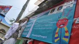 Siswa SMP N 104 Jakarta memasang banner di salah satu warung di kawasan Mampang Prapatan, Jakarta, Kamis (5/11). Aksi ini sebagai bentuk kesadaran tentang ancaman adiksi rokok terhadap anak-anak di sekolah melalui iklan (Liputan6.com/Gempur M Surya)