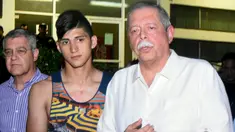 Pemain sepakbola asal Meksiko, Alan Pulido (tengah) bersama Gubernur Tamaulipas Egidio Torre Cantu usai diselamatkan dari sebuah penculikan di Ciudad Victoria, Tamaulipas, Meksiko, (30/5). Dikabarkan kondisinya saat ini baik-baik saja. (REUTERS/Stringer)