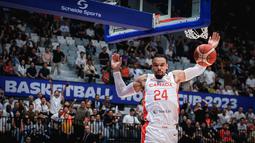 Pebasket Kanada, Dillon Brooks melakukan slam dunk saat laga Grup H Piala Dunia FIBA 2023 melawan Prancis yang berlangsung di Indonesia Arena, Senayan, Jakarta, Jumat (25/08/2023). Kanada menang dengan skor 95-65. (Bola.com/Bagaskara Lazuardi)