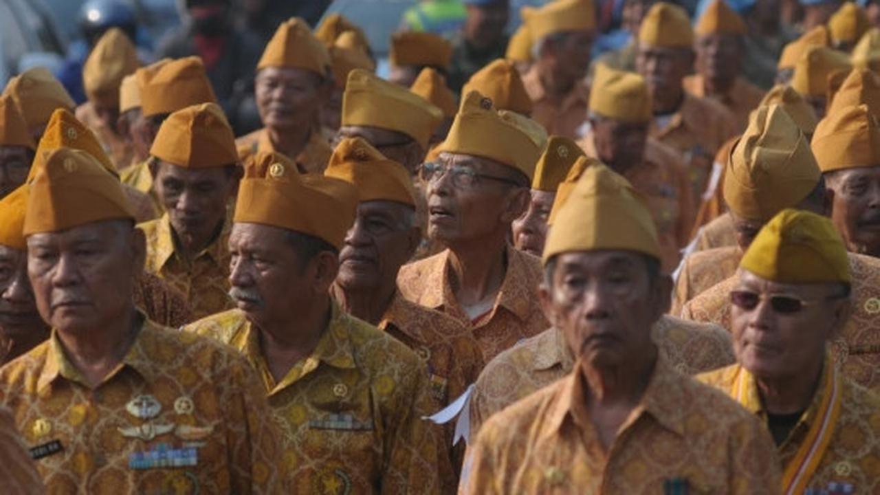 Semarak pawai Hari Veteran, bekas pejuang bawa bambu runcing