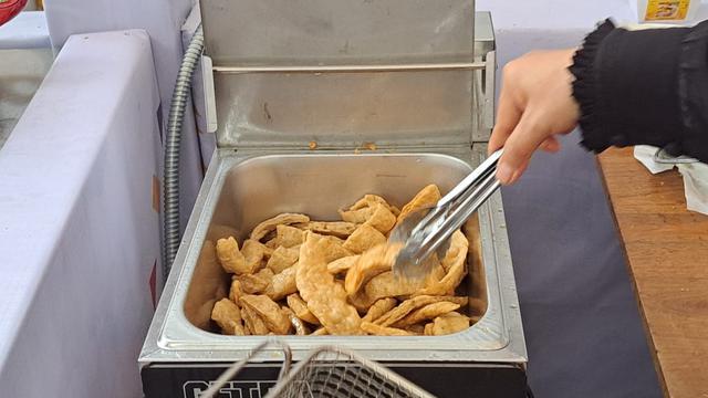 Menjajal Pempek Krispi di Pempek Expo Serpong, Dicocol Cuko Lebih Sedap