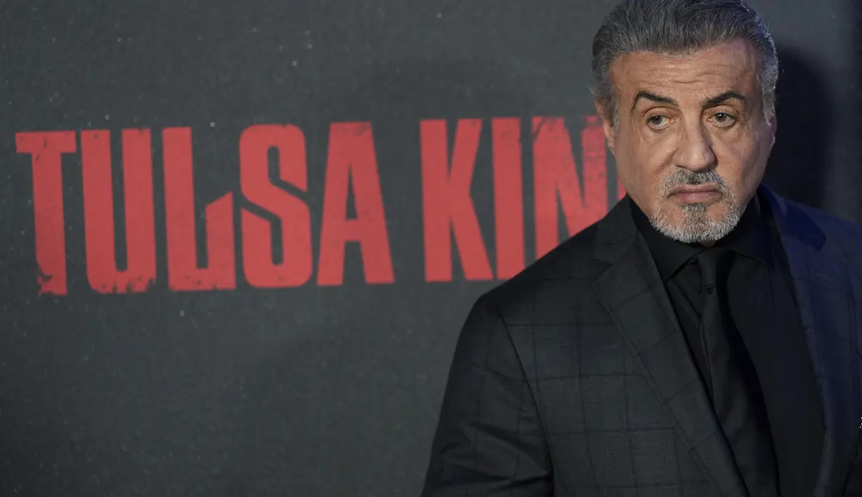 Sylvester Stallone berpose saat menghadiri pemutaran perdana Paramount+ "Tulsa King" di Regal Union Square di New York pada Rabu, 9 November 2022. Aktor Rocky 76 tahun itu tampil bergaya mengenakan setelan jas hitam. (Photo by Charles Sykes/Invision/AP)