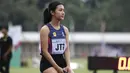 Pelari putri Jawa Tengah saat bersiap mengikuti nomor 4x100 meter estafet pada Kejuaraan Pomnas XVI 2019 di Stadion Madya, Senayan, Jakarta, Rabu (25/9). Tim putri Jakarta berhasil meraih emas. (Bola.com/Yoppy Renato)