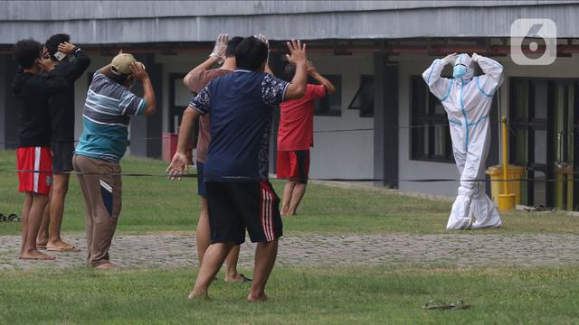 FOTO: Mengintip Pasien OTG COVID-19 Senam di Stadion Patriot Chandrabaga