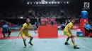 Ganda putra Indonesia, Kevin Sanjaya/Marcus Gideon mengembalikan kok ke arah Tinn Isriyanet/Kittisak Namdash (Thailand) pada babak pertama Indonesia Masters 2018 di Istora Senayan, Rabu (24/1). Kevin/Marcus unggul. (Liputan6.com/Helmi Fithriansyah)