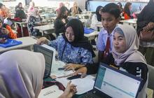 FOTO: Antusias Siswa dan Orang Tua Manfaatkan Layanan Kependudukan di SDN Kebagusan 01