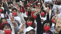 Warga Myanmar yang tinggal di Taiwan memberi salam tiga jari untuk memprotes kudeta militer di negara asalnya di Liberty Square, Taipei pada Minggu (21/3/2021). Taiwan adalah rumah bagi sekitar 40.000 orang yang berasal dari Myanmar, yang sebagian besar adalah etnis Tionghoa. (AP/Chiang Ying-ying)