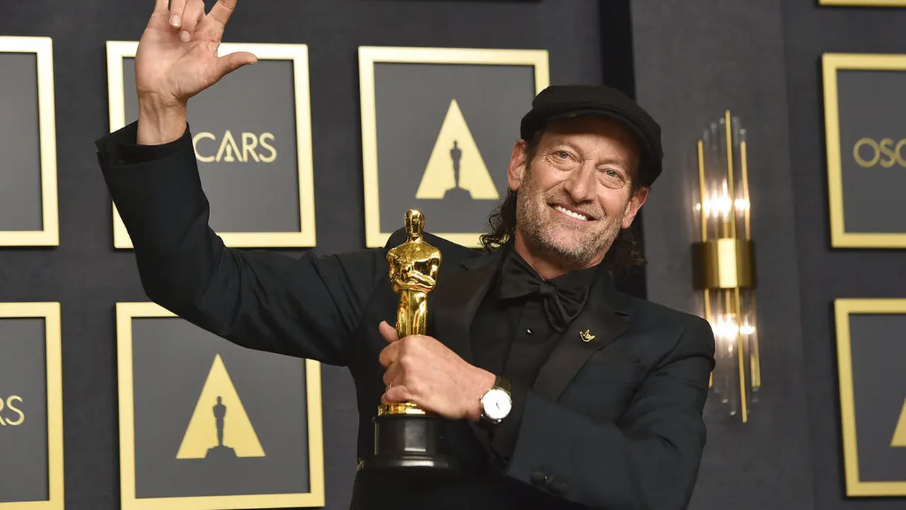 Troy Kotsur dalam Piala Oscar 2022. (AP Photo/Chris Pizzello)