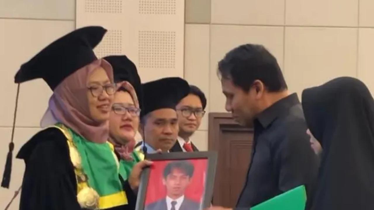 Momen Haru Orang Tua Bawa Foto Anaknya yang Meninggal Akibat Kecelakaan, Wakili Wisuda di UNISA Yogyakarta