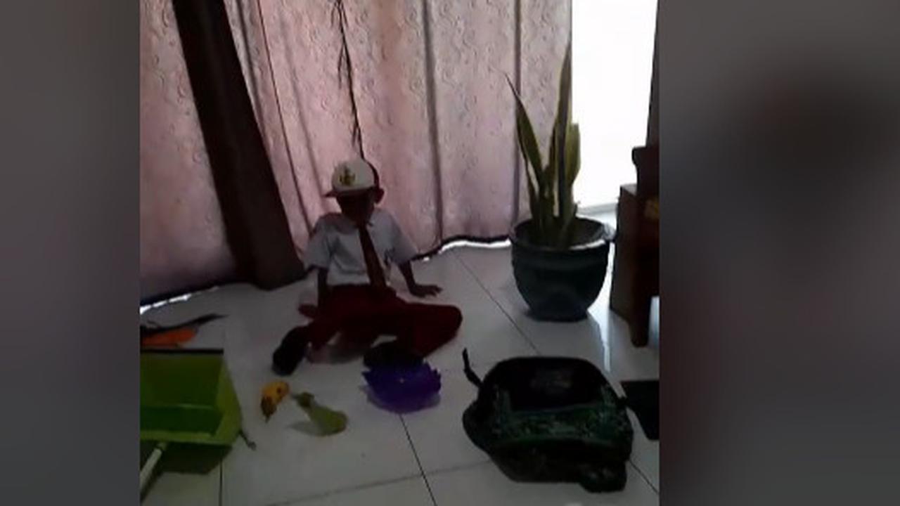 Anak SD Ngamuk Tak Mau Sekolah, Disuruh Nyapu Sama Sang Ibu Langsung Ngacir Berangkat