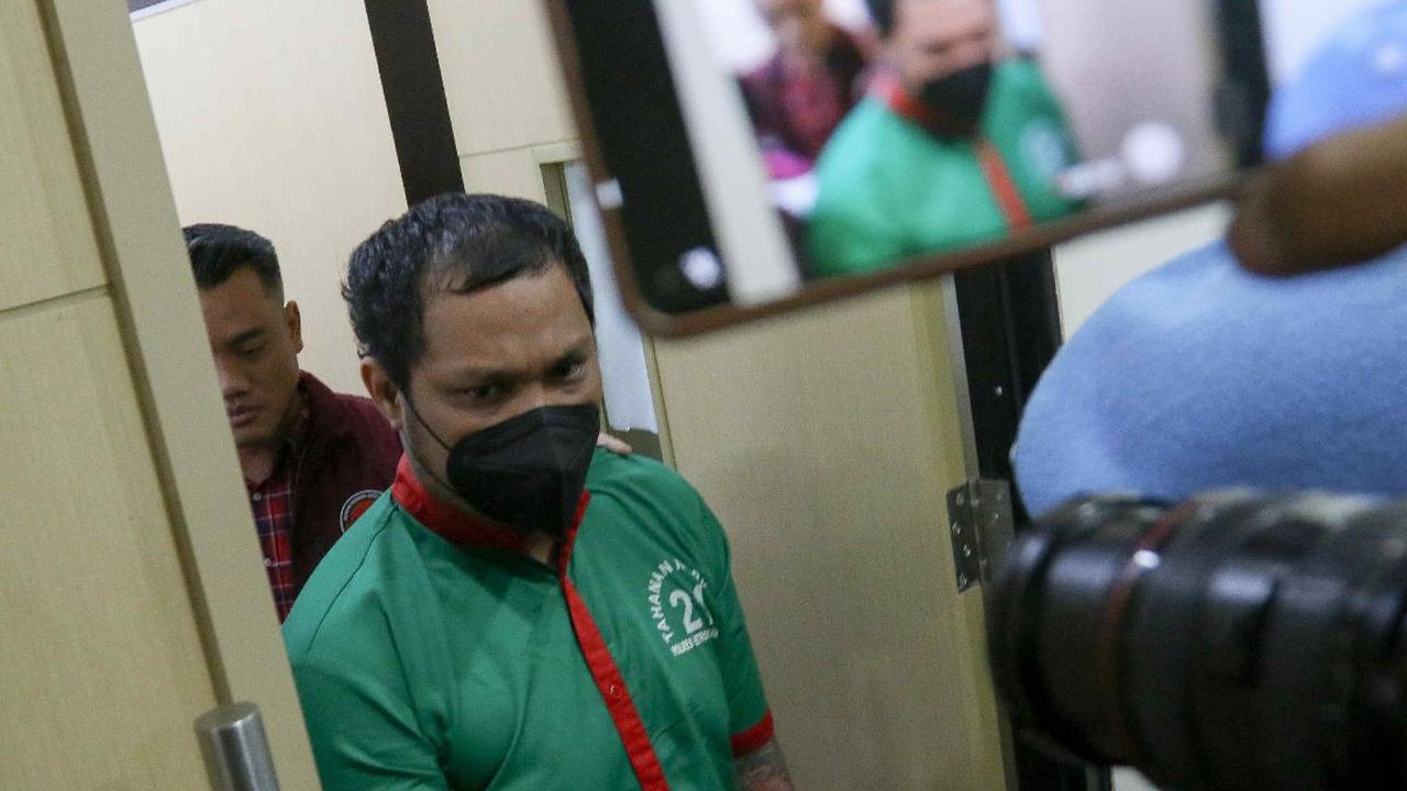 Musisi Muhammad Virgoun Putra Tambunan, yang akrab disapa Virgoun, dihadirkan dalam rilis kasus dugaan penyalahgunaan narkoba di Mapolres Metro Jakarta Barat, Jakarta, Selasa (25/6/2024). Dalam kesempatan tersebut, Virgoun meminta maaf kepada semua pihak 