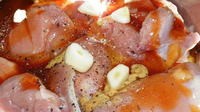 Daging ayam yang dimarinasi