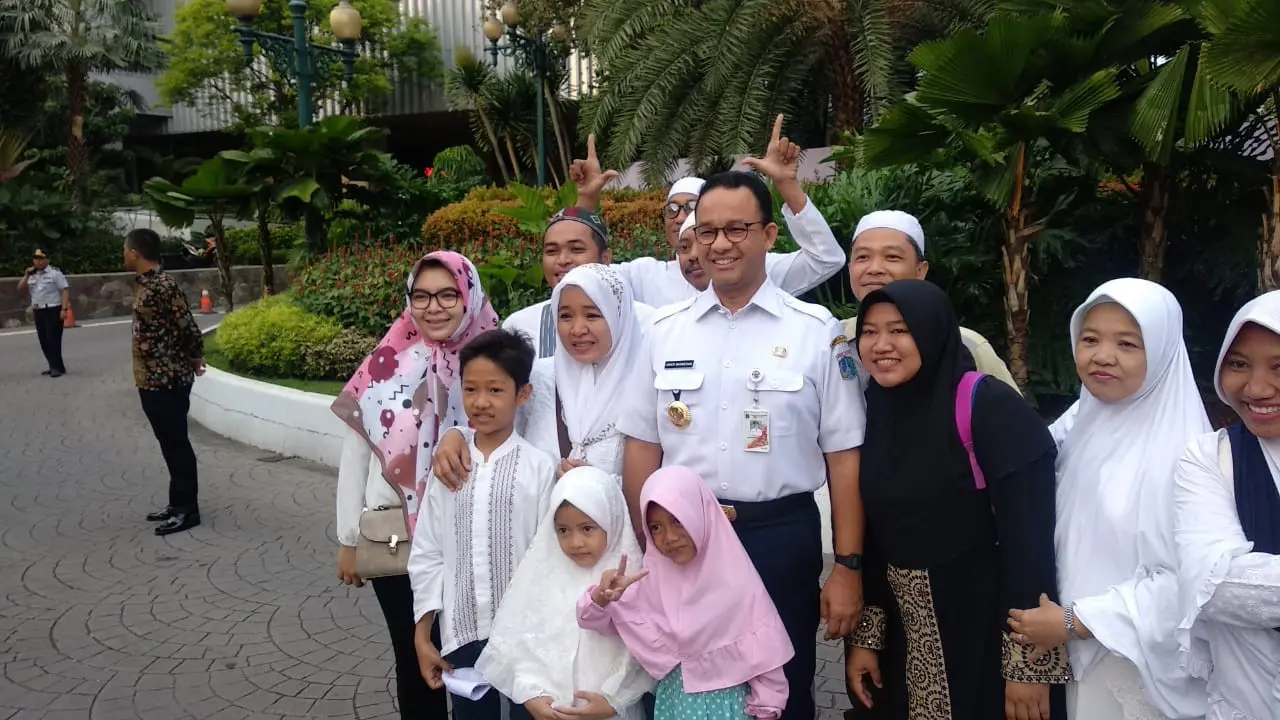 Gubernur DKI Jakarta Anies Baswedan melayani warga yang ingin berfoto saat akan menuju ke Monas untuk hadir di reuni 212.