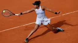 Petenis Jepang Naomi Osaka berusaha mengembalikan bola pukulan petenis Slovakia Anna Karolina Schmiedlova saat bertanding pada babak putaran pertama turnamen tenis Prancis Terbuka di stadion Roland Garros, Paris (28/5/2019). Naomi Osaka menang tiga set, 0-6, 7-6 (7-4), 6-1. (AP Photo/Christophe Ena)