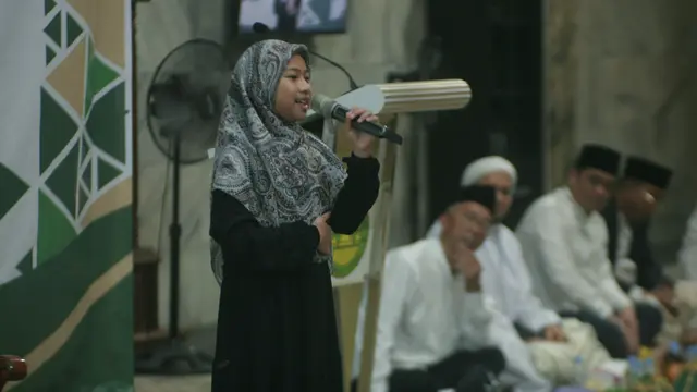 Pemenang 1 lomba pidato Isra Mi'raj bahasa daerah dengan menggunakan bahasa Jawa.