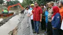 Gubernur DKI Anies Baswesdan melihat upaya petugas melakukan perbaikan jalan retak di Kelurahan Kebon Manggis, Kecamatan Matraman, Jakarta Timur, Jumat (16/2). Anies didampingi Kepala Dinas Bina Marga DKI, Yusmada Faizal. (Liputan6.com/Johan Tallo)